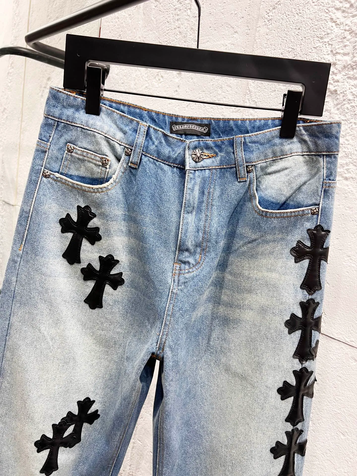 🅿️280 Style number: H926 Chrome hearts & Chrome hearts 25ss black leather cross patch leather jeans Chrome hearts’ logging pants are here! ! ! CH Croix Heart Double Knee Cross Patch Leather Bo1 Style Logging Pants Straight-leg Work Pants B136 Croix Heart Cross Sanskrit Overalls Price 24W Level, patchwork cross pattern embellishment, high-waisted washed jeans! ! Absolutely high-end luxury products, 1.9W level god-level single products, super popular products, made by top heavy industry, not to be missed. About Zangyin, this is an extremely luxurious fashion brand, which can also be called the nobles of the high street. It has always been an exclusive brand of some hipsters or rich second generation. Compared with ordinary high streets, it is more luxurious and noble. Compared with luxury brands, it has a more fashionable personality and has always been a brand that I have a special liking for. Imported yarn is custom-woven into a high-density twill canvas. While ensuring a stiff silhouette, the fabric feels very delicate. It follows the B01 classic silhouette. The upper body is stiff and stylish. The ready-made garments are stone-ground and fermented and can be matched with any style. Buttons and zinc-brushed washables are genuine YKK retro metal products. Double-layered canvas on the front. Perfect details. All hardware is perfect. Size: 30-32-34-36 Color: blue pants and black leather